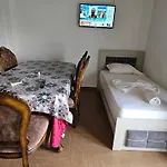 Apartamento Ylli Mance